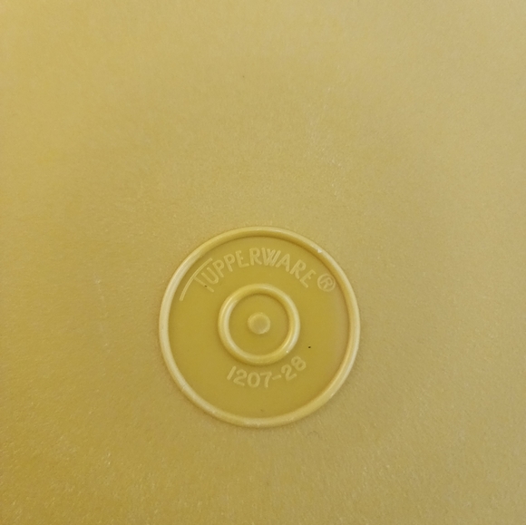 Set of 2 Vtg Tupperware Seal 'N Serve Yellow Bowls - Picture 12 of 13